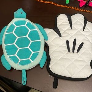 Disney Mickey Mouse kitchen mitt and beach turtle kitchen mitt! NWOT!